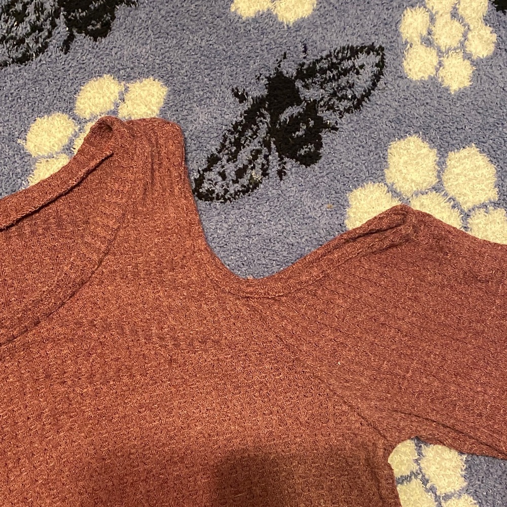Cold Shoulder Ribbed Knit Top - Picture 3 of 3